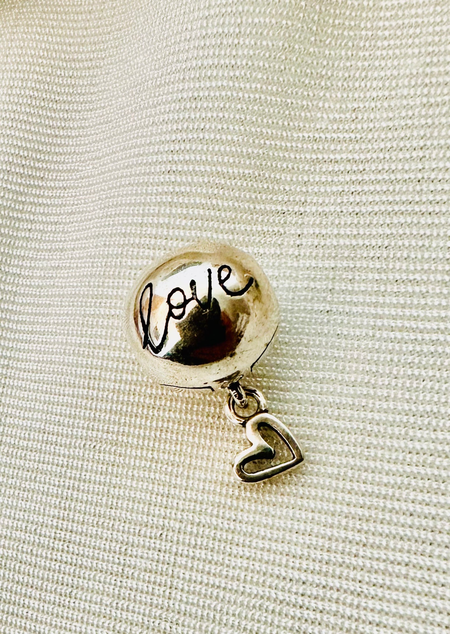 Dije para pulsera, de plata, tope esfera Love